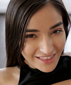 Молоденькая красотка ебется с парнем в чулках - фото