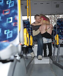 Секс в автобусе с красивой малышкой - порно фото