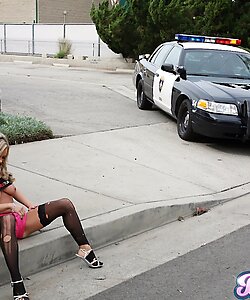 Полицейский жестко трахает нарушительницу Bree Olson - порно фото