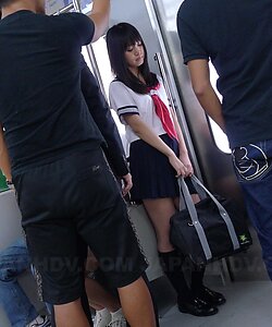 Я понскую школьницу дерут прямо в метро