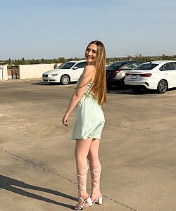 Sofie гуляет по парковке и светит киской