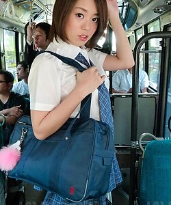 Молоденькую японскую студетку изнасиловали в метро