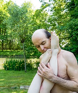 Лина трахает зрелого мужика в лесу на траве