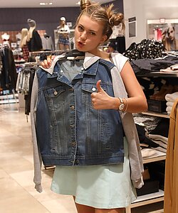 Русская девушка Таня Пенская ходит без трусиков по магазину