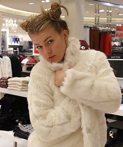 Русская девушка Таня Пенская ходит без трусиков по магазину