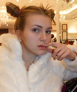 Русская девушка Таня Пенская ходит без трусиков по магазину