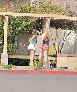 Две лезбухи Анна и Эмбер лижет друг дружке посреди улицы