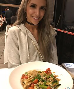 Аматорка на отдыхе позирует без трусиков