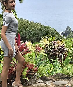 Аматорка на отдыхе позирует без трусиков