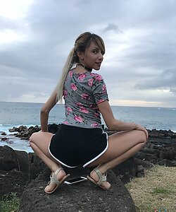 Аматорка на отдыхе позирует без трусиков