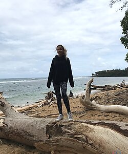 Аматорка на отдыхе позирует без трусиков