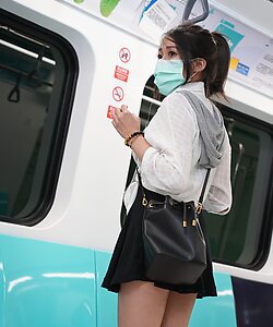 Зрелый мужик трахает японскую школьницу в поезде