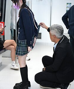 Зрелый мужик трахает японскую школьницу в поезде