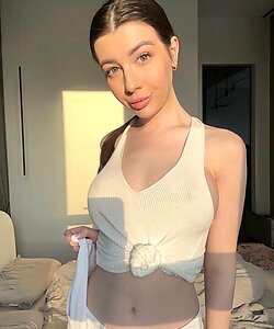 Юная онлифащица petite doll показывает свои прелести